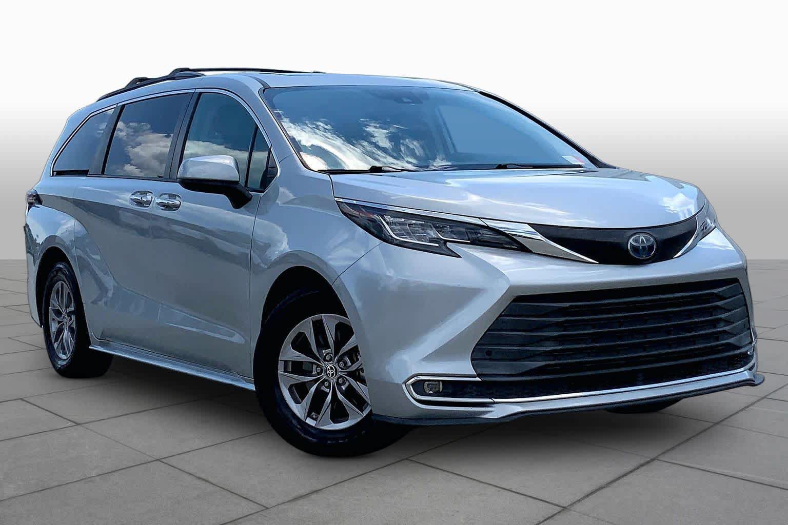 Used 2021 Toyota Sienna XLE FWD image 3