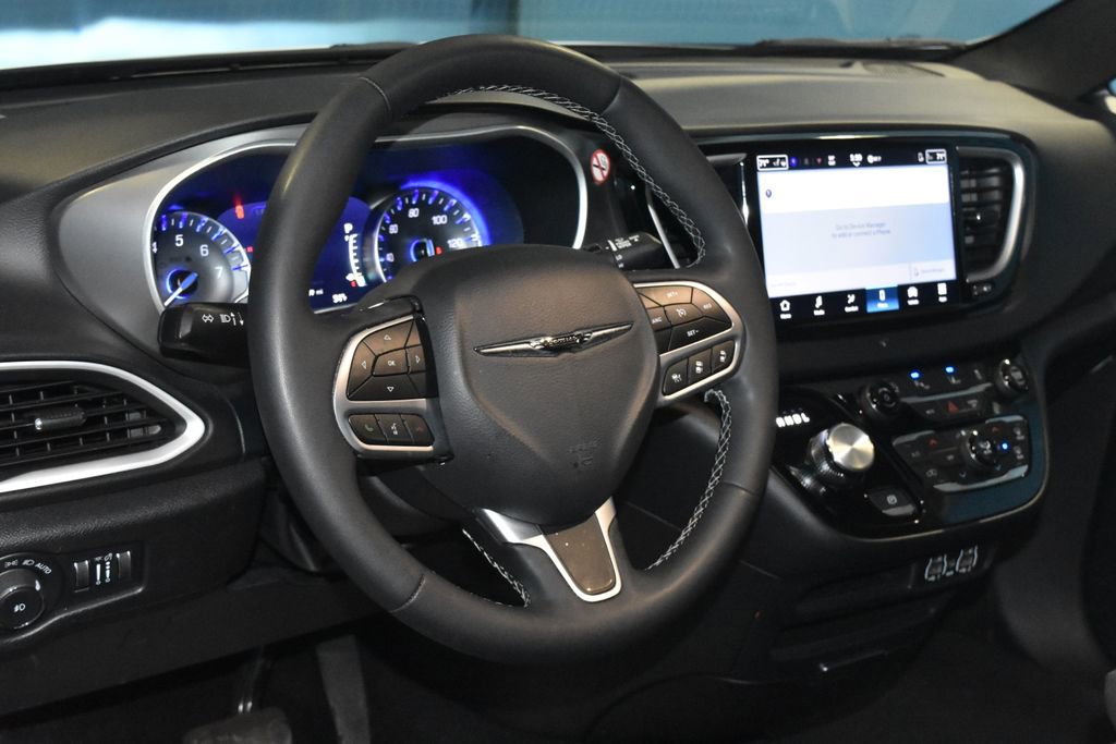 Used 2025 Chrysler Pacifica Select image 2