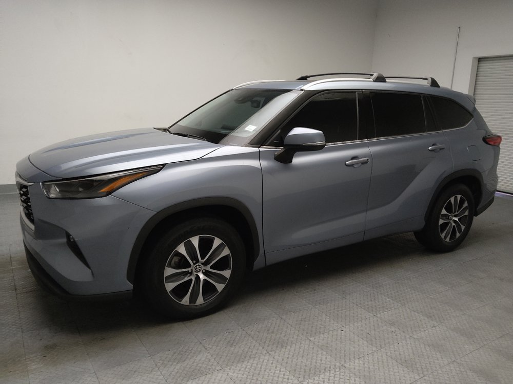 Used 2022 Toyota Highlander XLE FWD image 2