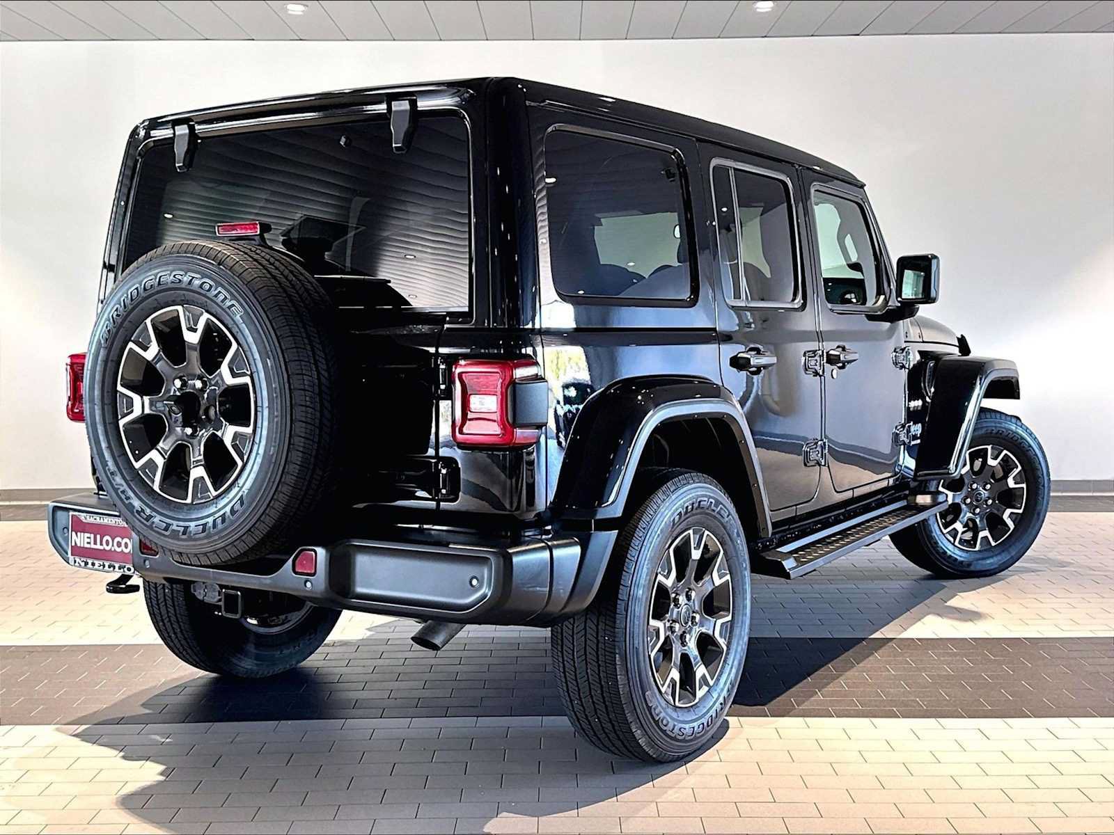 Used 2024 Jeep Wrangler Unlimited Sahara w/ Safety Group AWD/4WD image 10