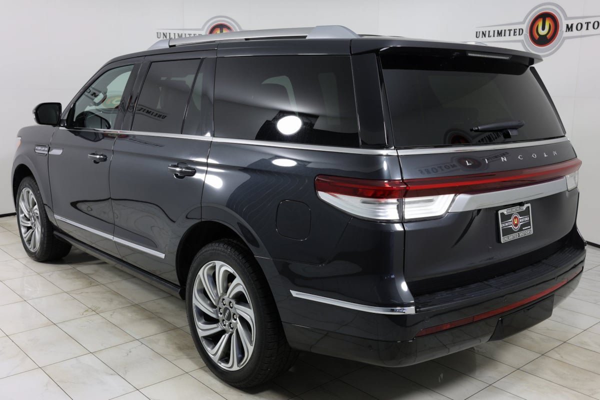 Used 2023 Lincoln Navigator Reserve AWD/4WD image 4