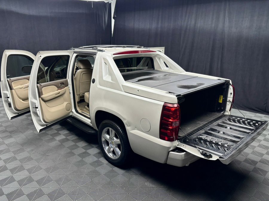 Used 2013 Chevrolet Avalanche LTZ AWD/4WD image 19