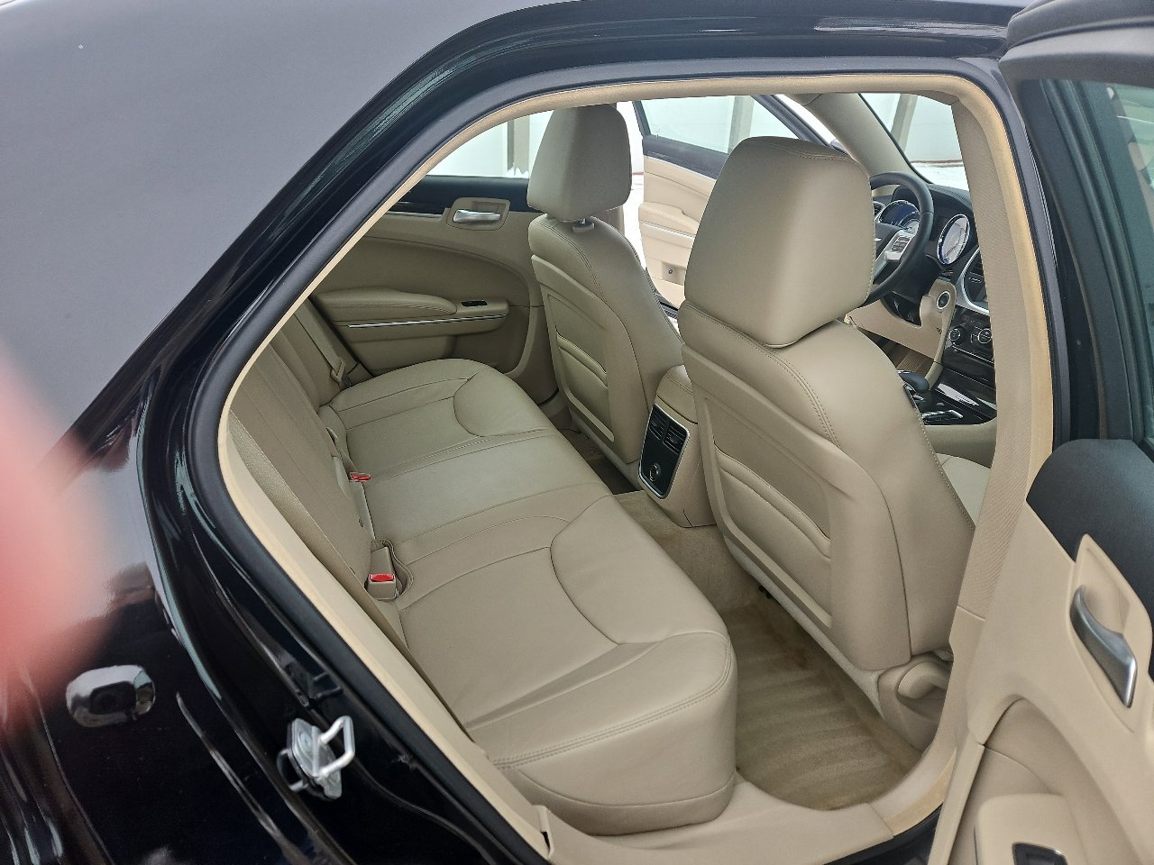 Used 2013 Chrysler 300 RWD image 12