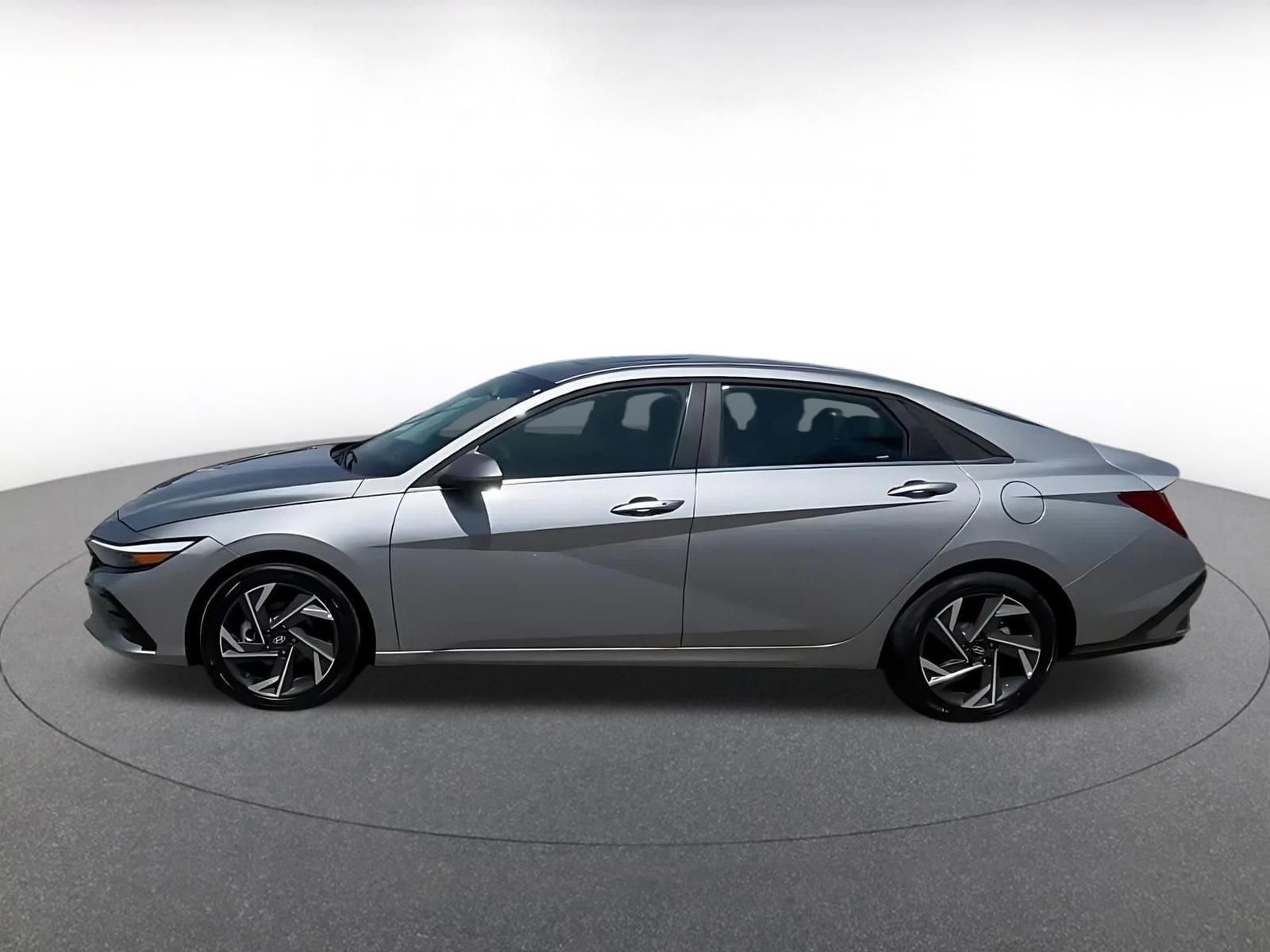 Used 2025 Hyundai Elantra SEL image 9