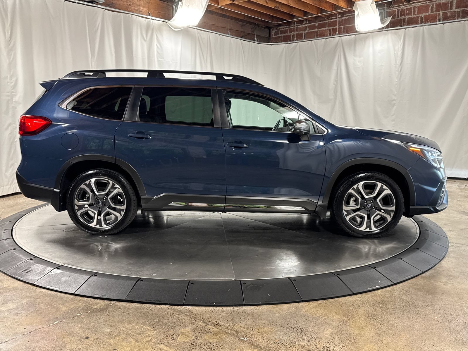 Used 2023 Subaru Ascent Limited w/ Technology Package AWD/4WD image 9