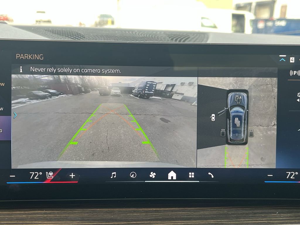 Certified 2024 BMW X7 xDrive40i w/ Premium Package image 17