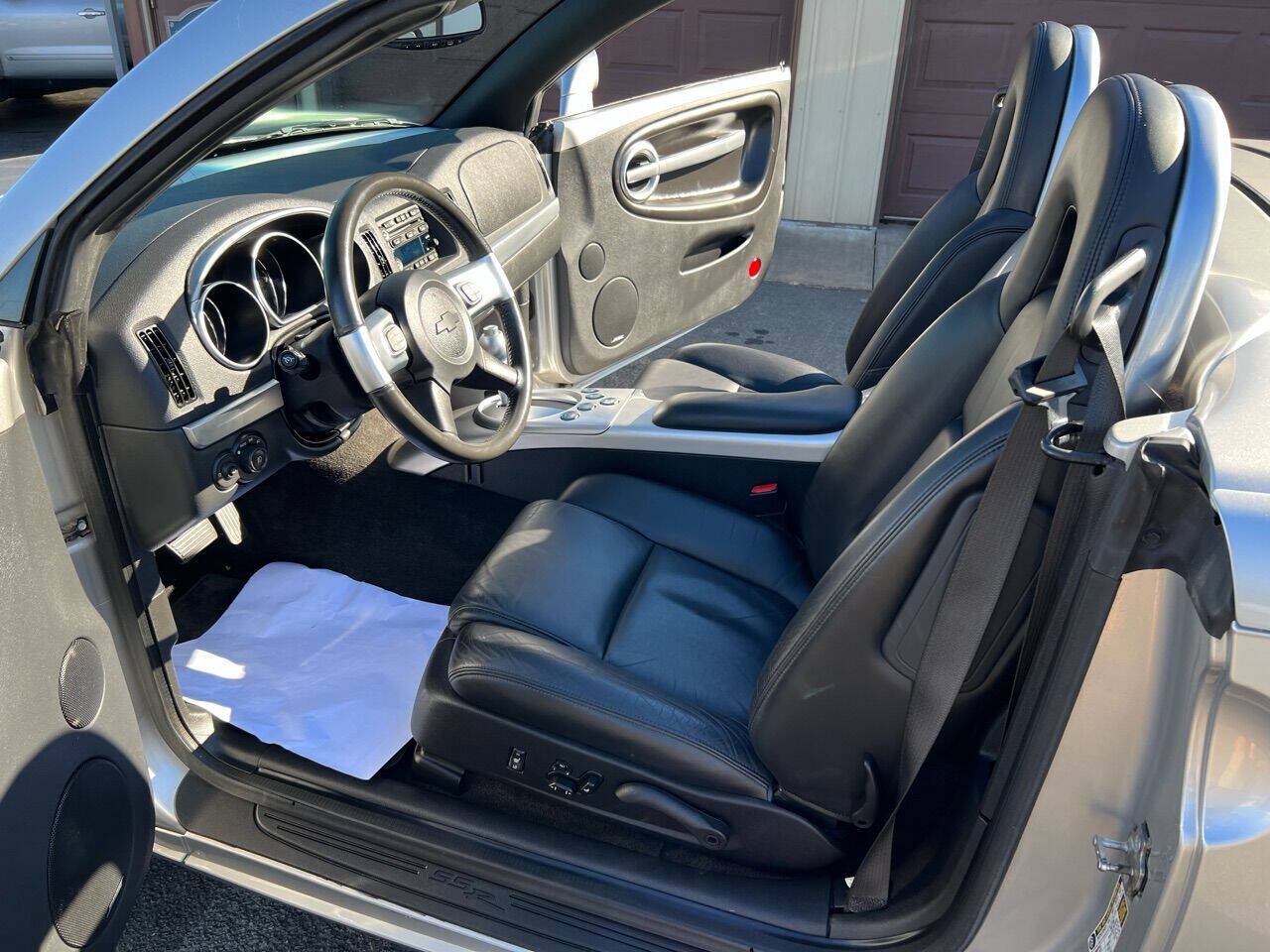 Used 2004 Chevrolet SSR w/ Preferred Equipment Group RWD image 5