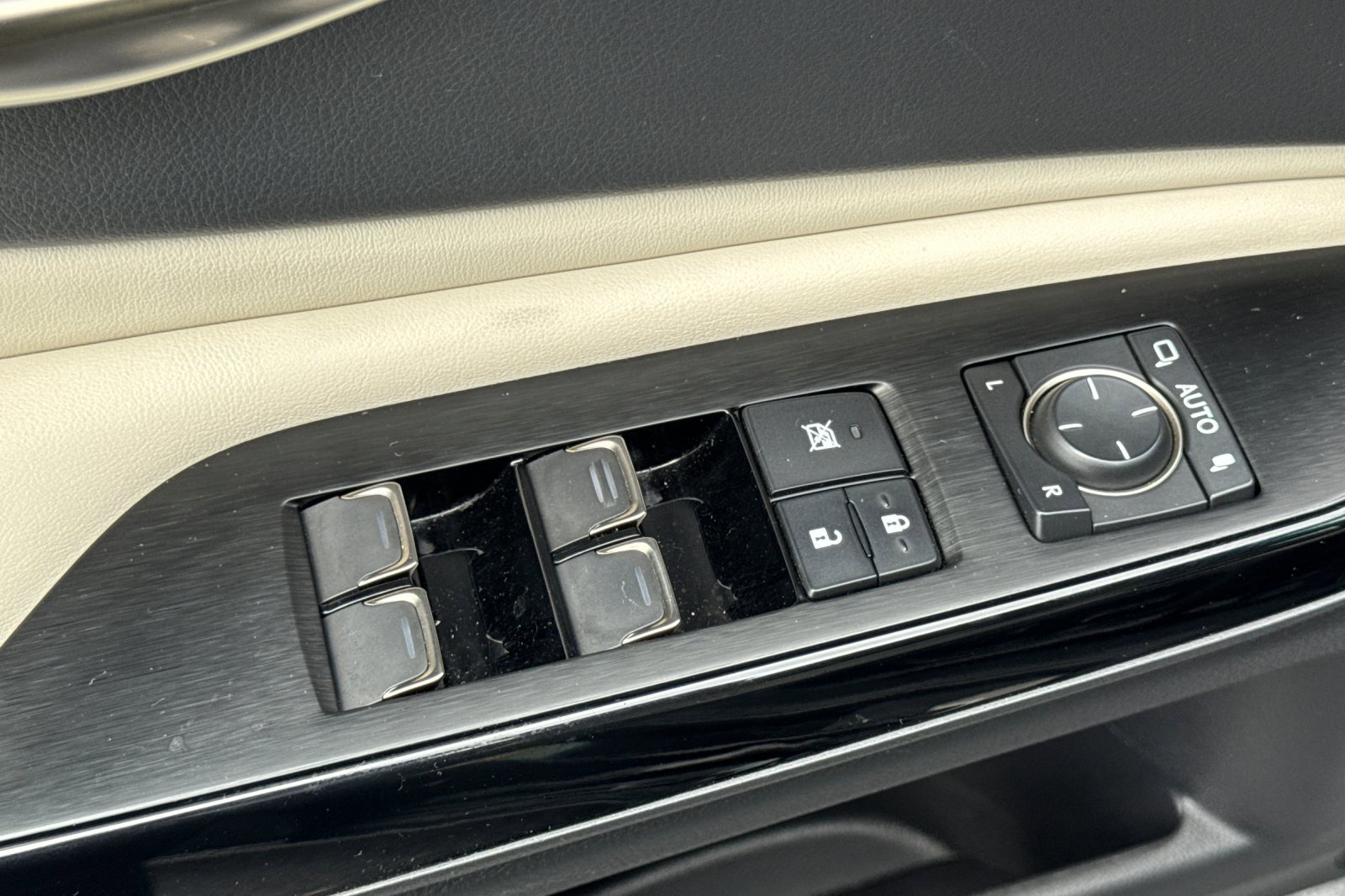 Used 2025 Lexus ES 300h w/ Premium Package FWD image 14
