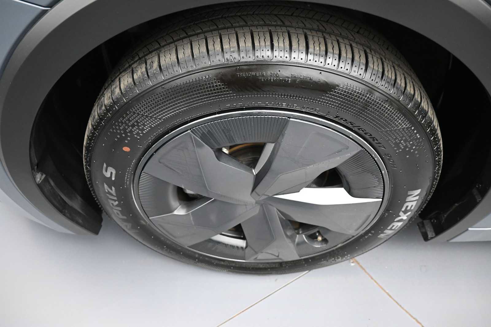 Certified 2025 Toyota Prius LE FWD image 14