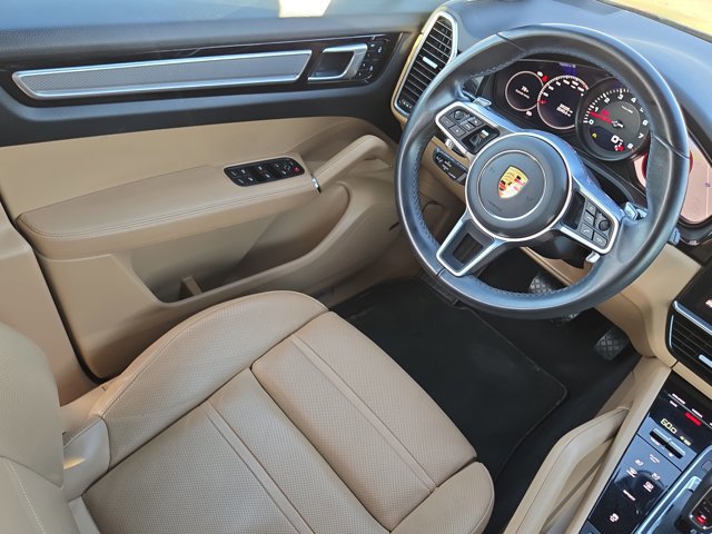 Used 2023 Porsche Cayenne Platinum Edition image 16