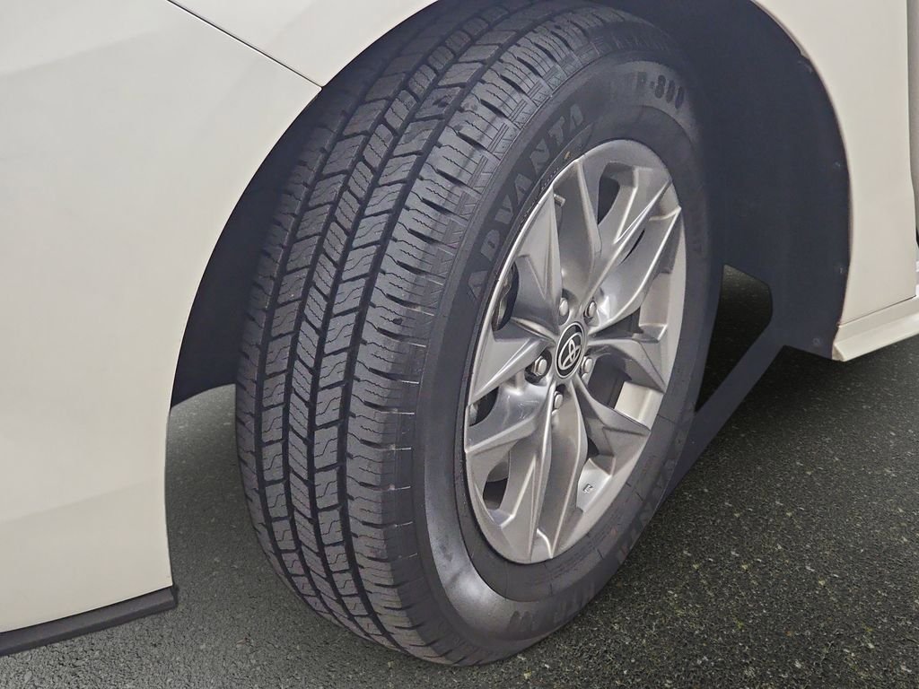 Used 2024 Toyota Sienna XLE FWD image 37