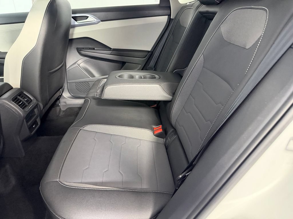 Used 2025 Volkswagen Taos SE AWD/4WD image 15