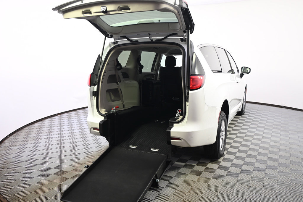 Used 2023 Chrysler Voyager LX FWD image 5