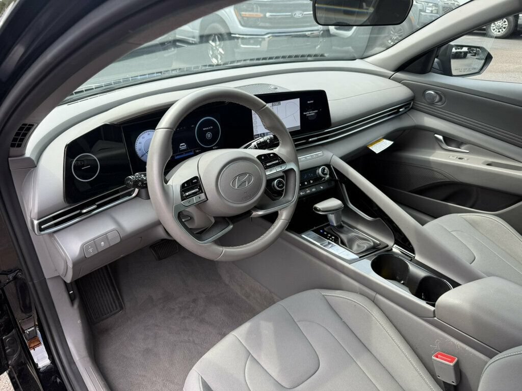 Used 2025 Hyundai Elantra SEL FWD image 3
