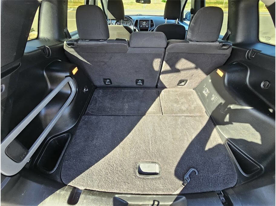 Used 2018 Jeep Cherokee Latitude w/ Altitude Package image 20