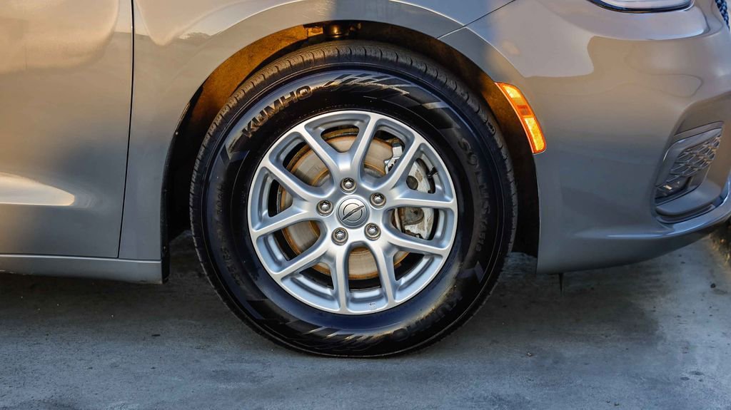 Used 2022 Chrysler Pacifica Touring-L FWD image 11