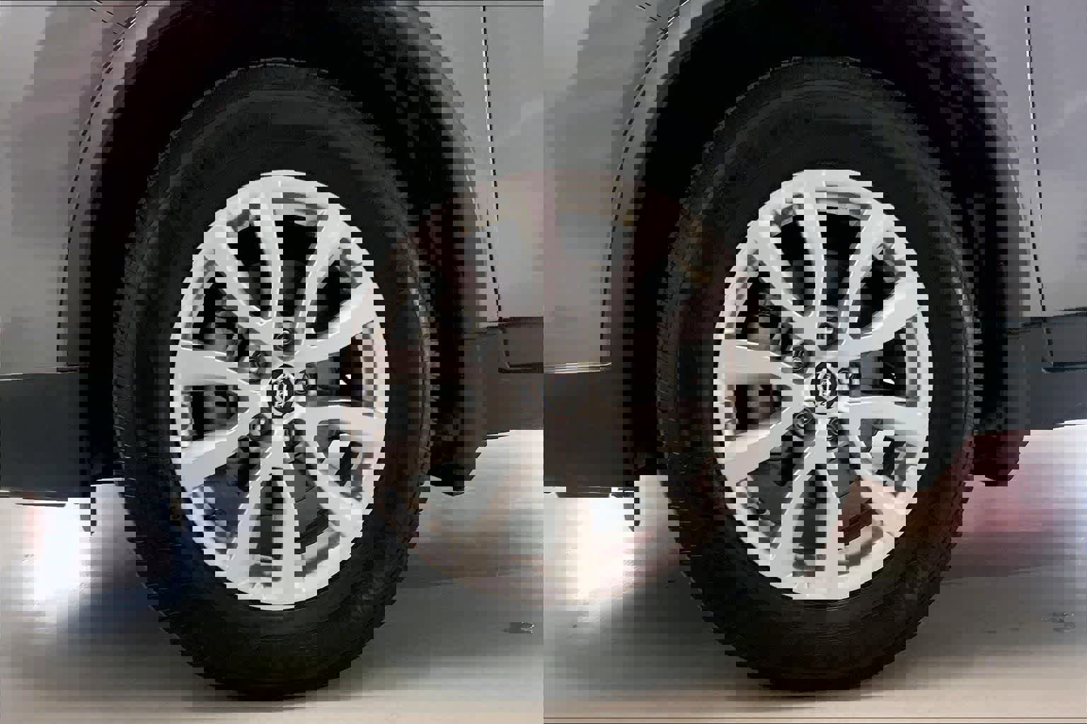 Used 2018 Nissan Rogue SV w/ Premium Package image 8