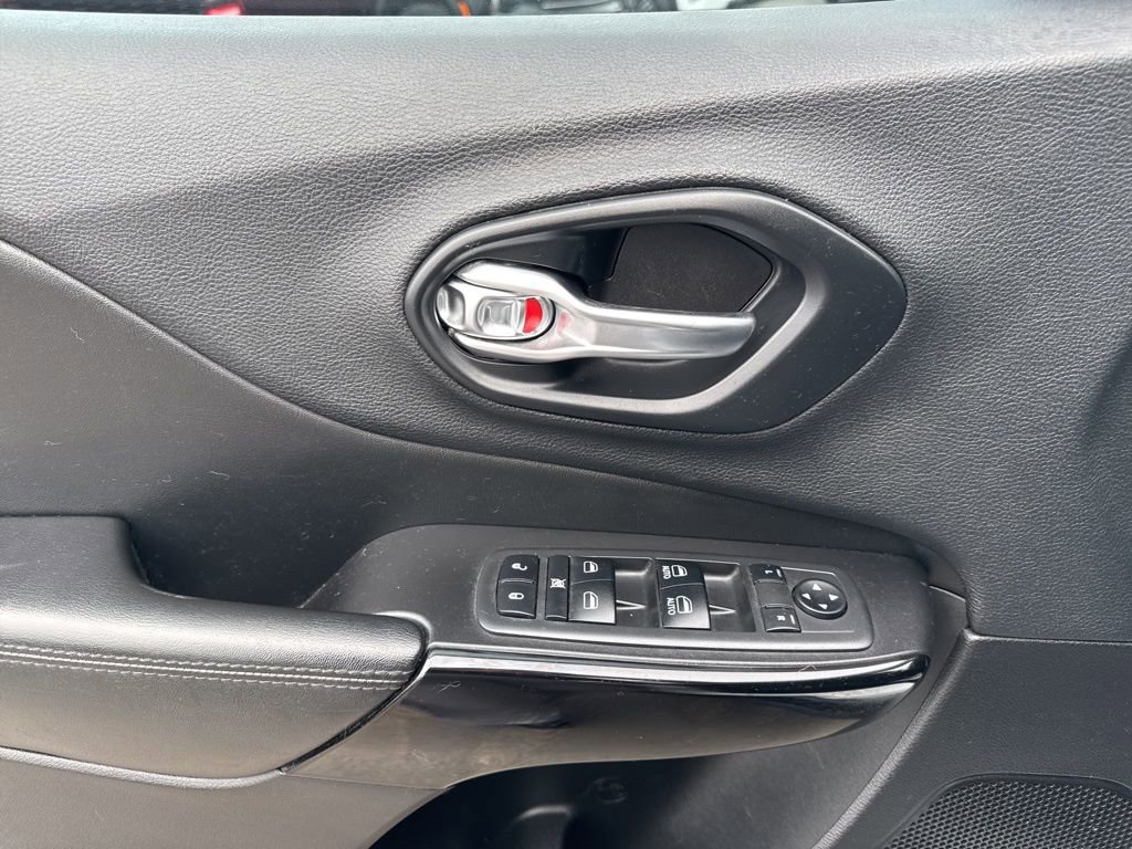 Used 2019 Jeep Cherokee Latitude Plus image 11