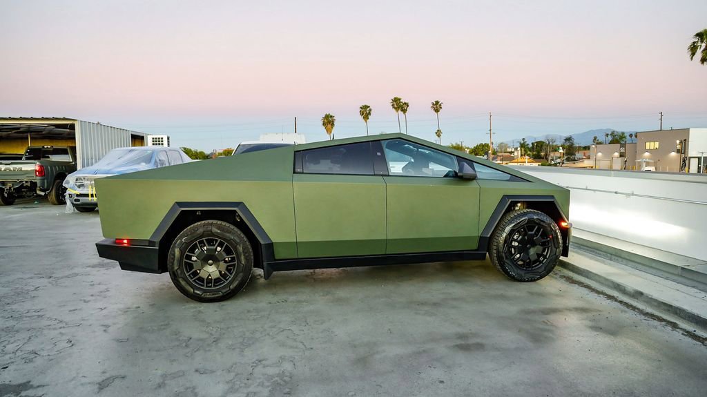 Used 2024 Tesla Cybertruck AWD Crew Cab image 13