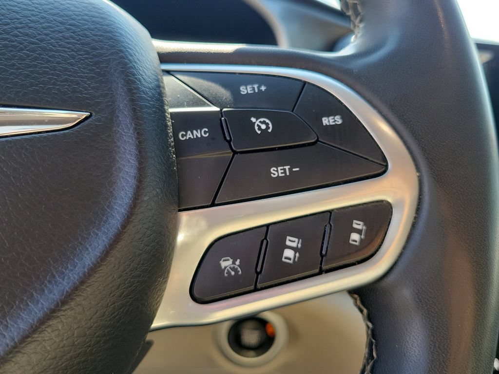 Used 2023 Chrysler Pacifica Touring-L FWD image 25