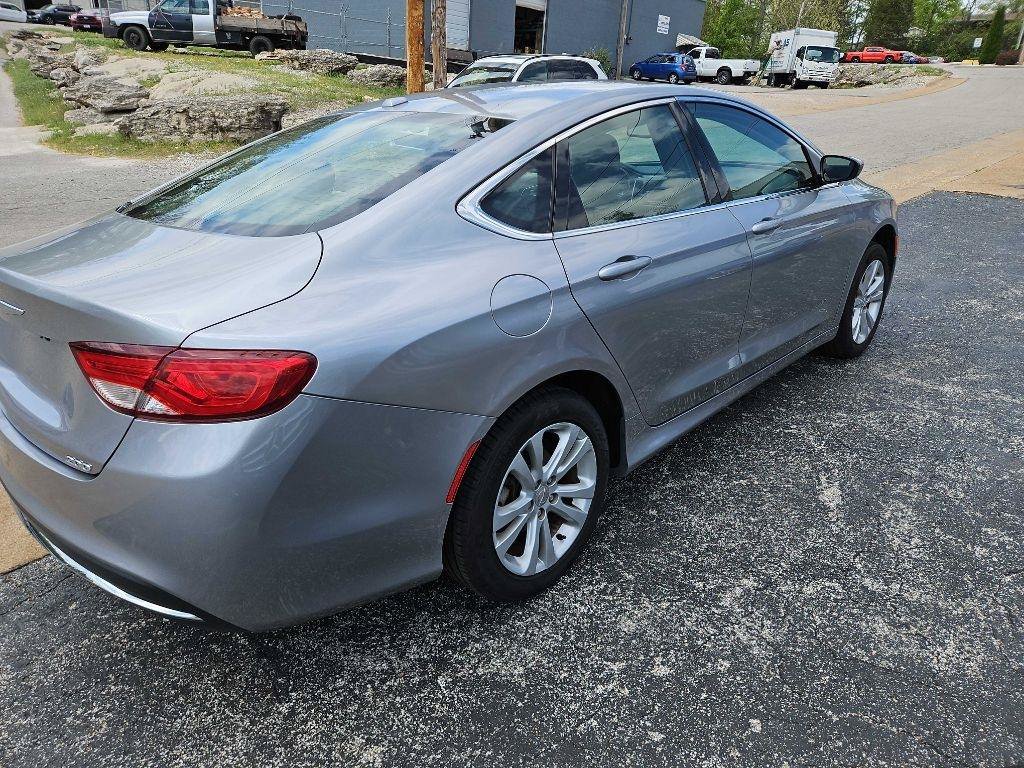 Used 2015 Chrysler 200 Limited w/ Convenience Group FWD image 4