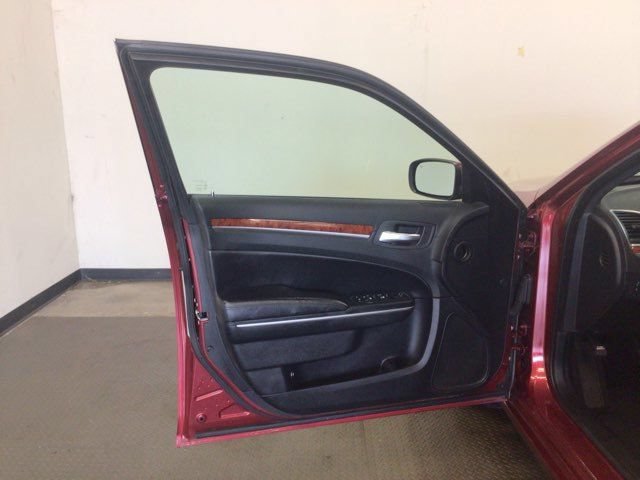 Used 2014 Chrysler 300 AWD w/ Driver Convenience Group image 16
