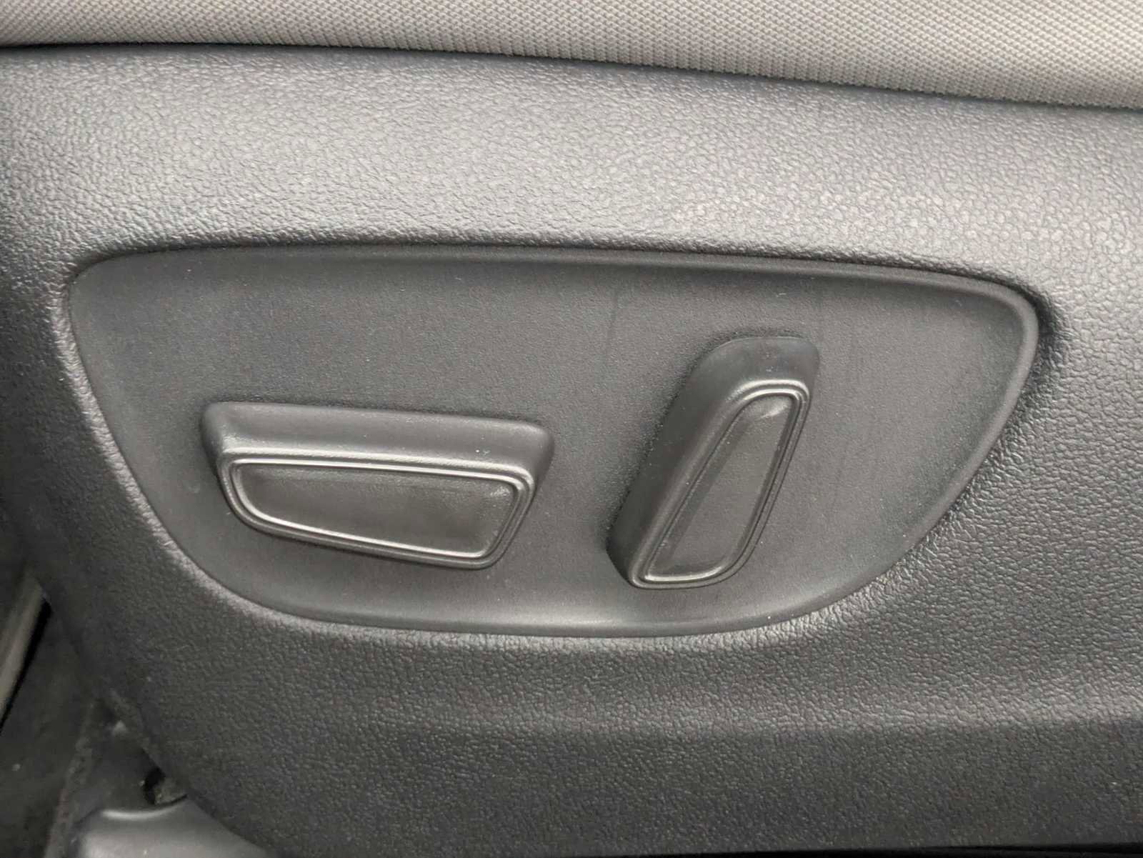 Used 2024 Toyota Sienna LE w/ LE Plus Package FWD image 17