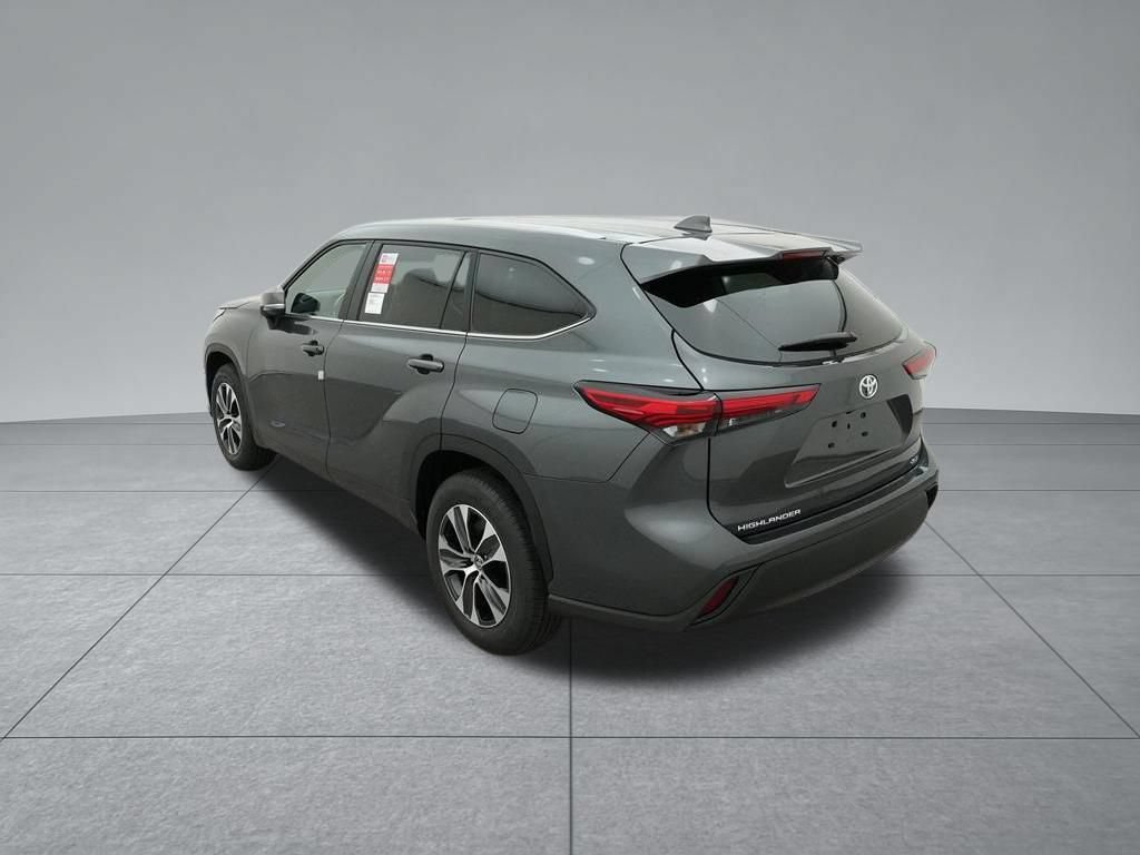Used 2023 Toyota Highlander XLE FWD image 6