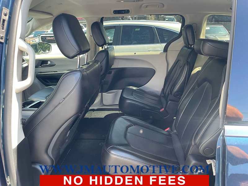 Used 2023 Chrysler Pacifica Touring-L AWD/4WD image 3