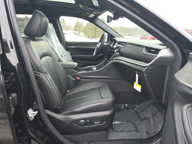 New 2025 Jeep Grand Cherokee L Limited w/ Luxury Tech Group II image 32