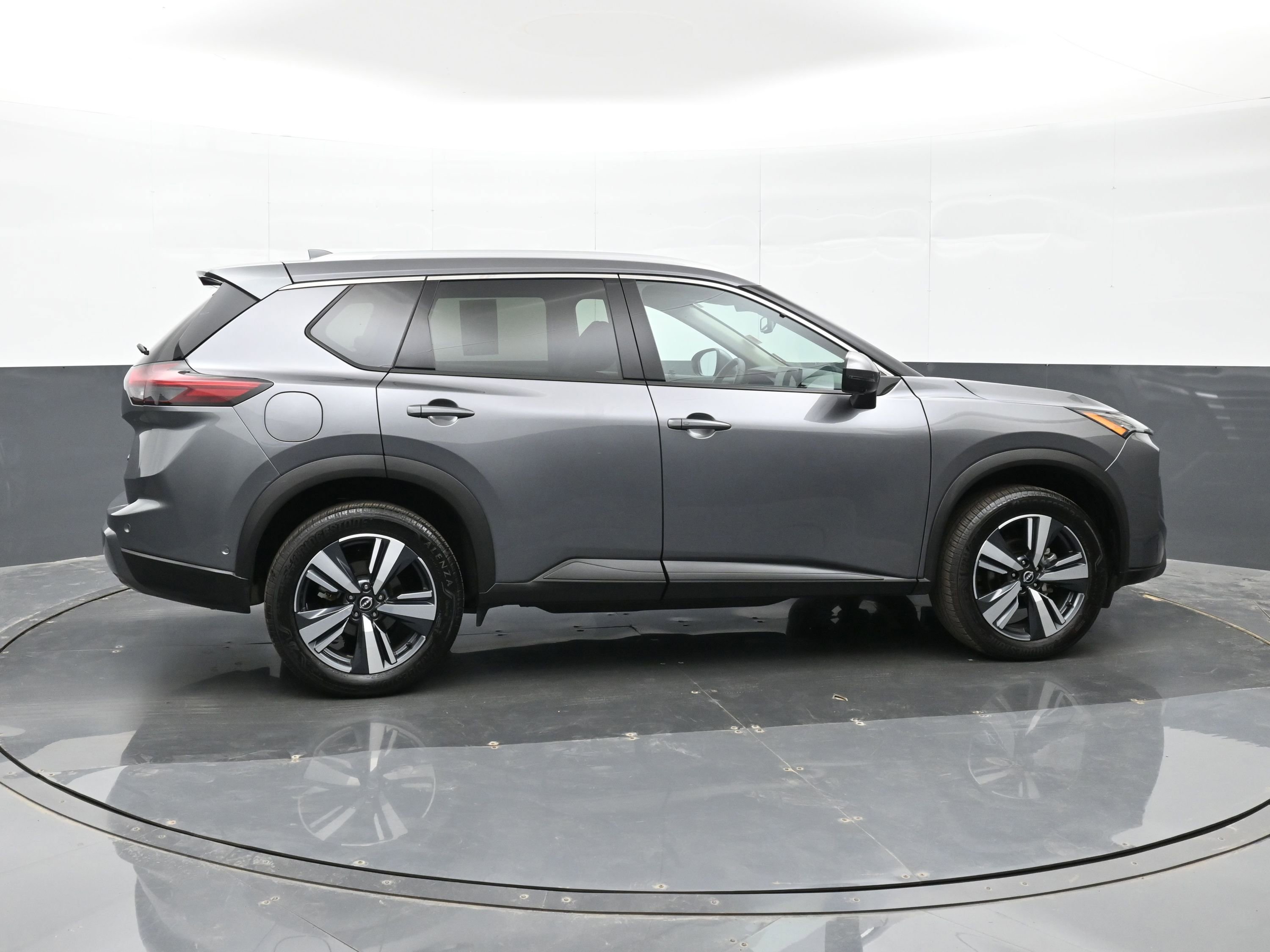 Used 2024 Nissan Rogue SL image 5