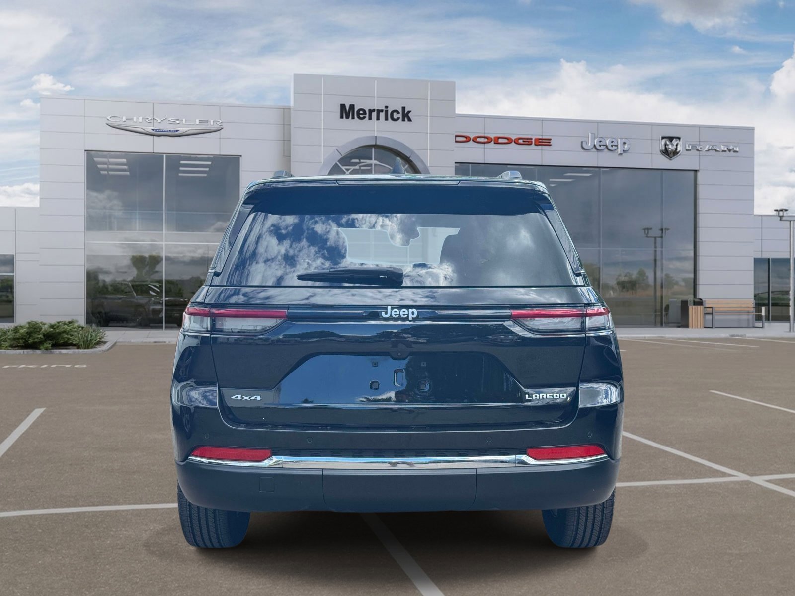 Used 2025 Jeep Grand Cherokee Laredo w/ Luxury Tech Group I AWD/4WD image 7