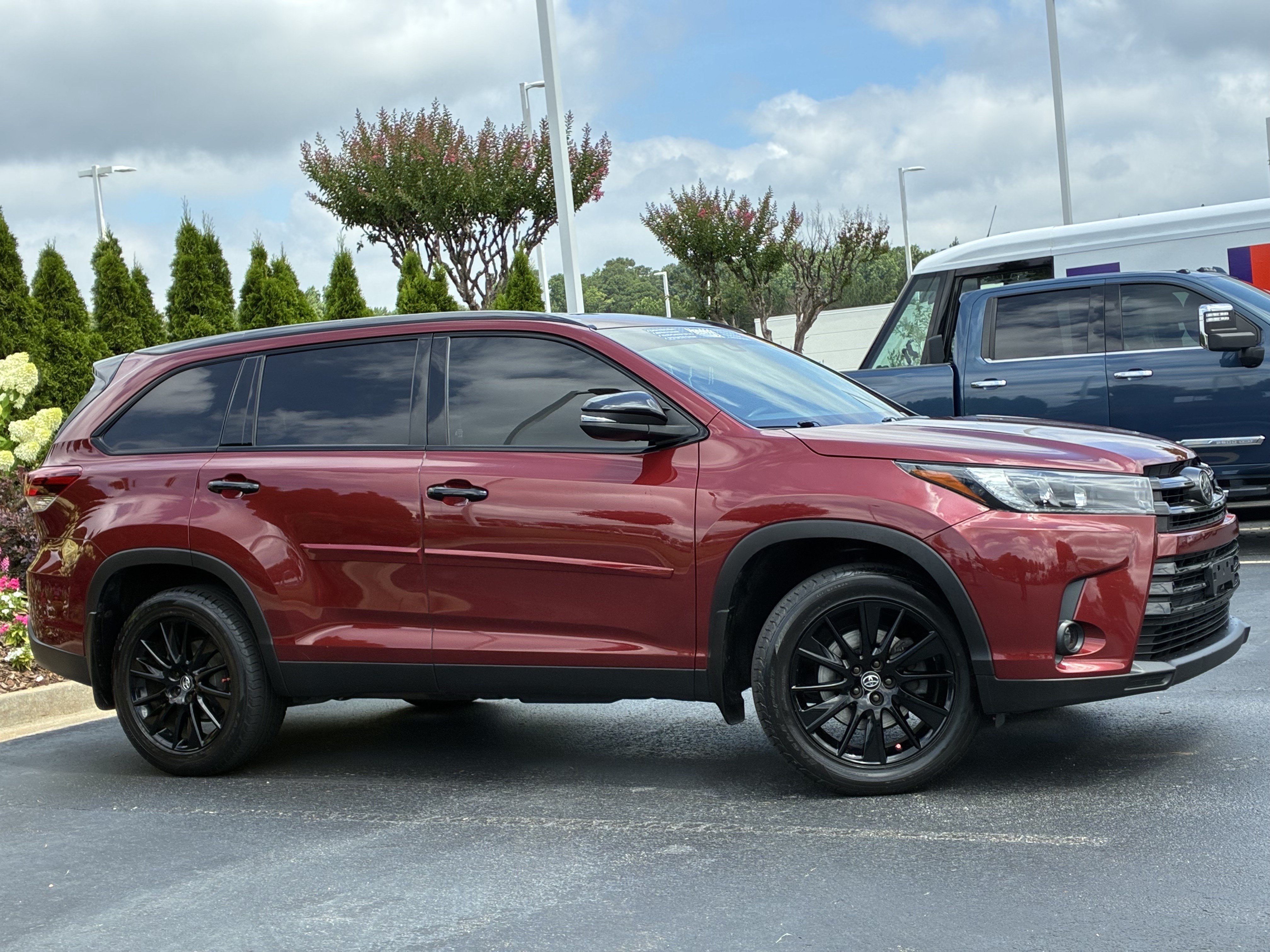 Used 2019 Toyota Highlander SE w/ Nightshade Edition AWD/4WD image 3