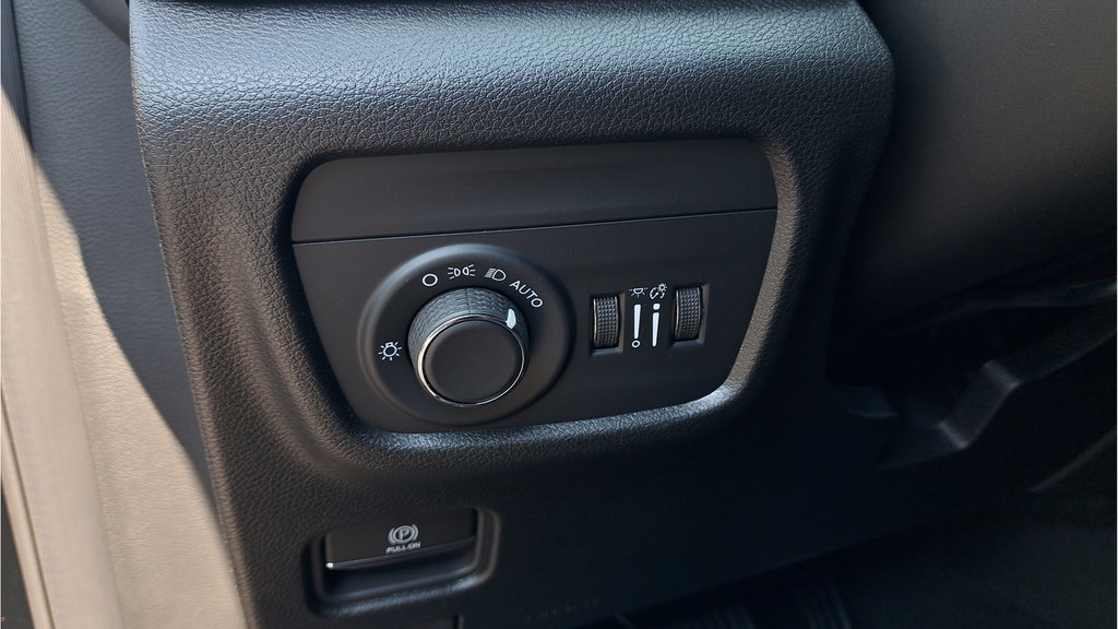Used 2025 Jeep Grand Cherokee Laredo AWD/4WD image 25