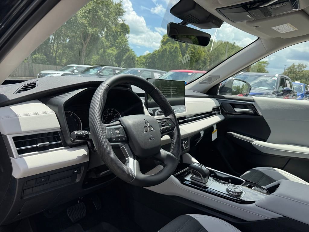 New 2025 Mitsubishi Outlander SE image 28