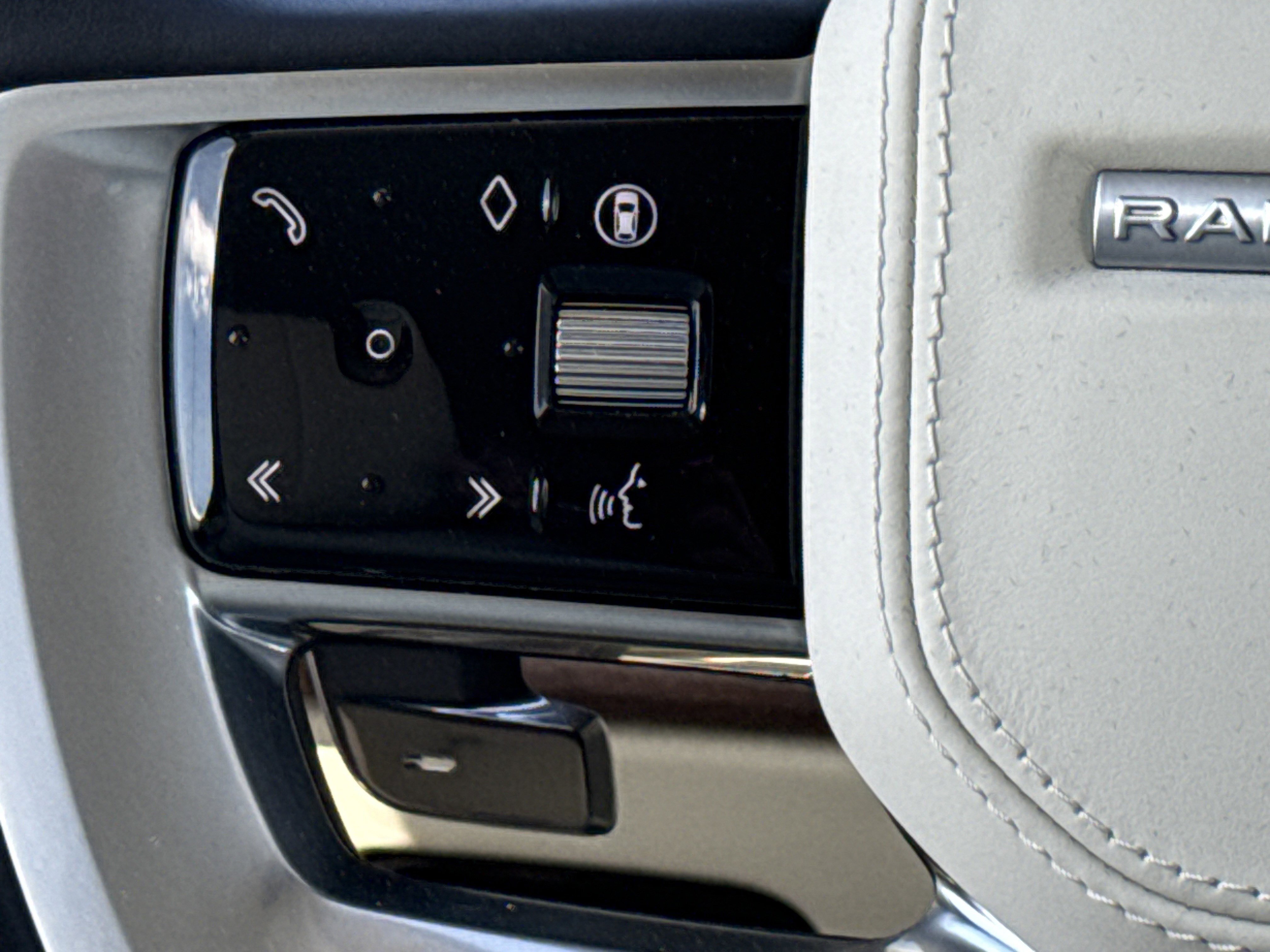 Used 2024 Land Rover Range Rover SE image 26