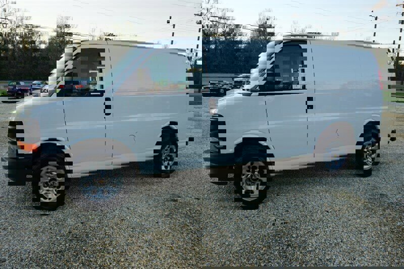 Used 2010 Chevrolet Express 1500 image 8