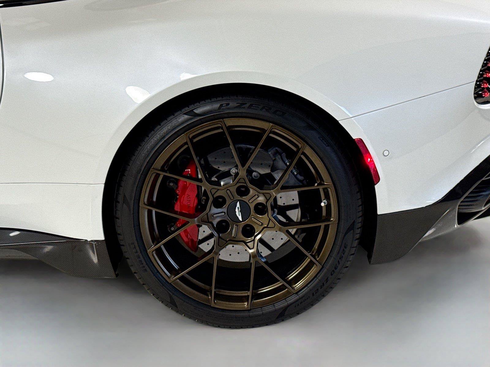 Used 2025 Aston Martin Vanquish RWD image 39