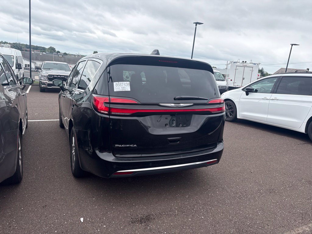 Used 2026 Chrysler Pacifica Select FWD image 3