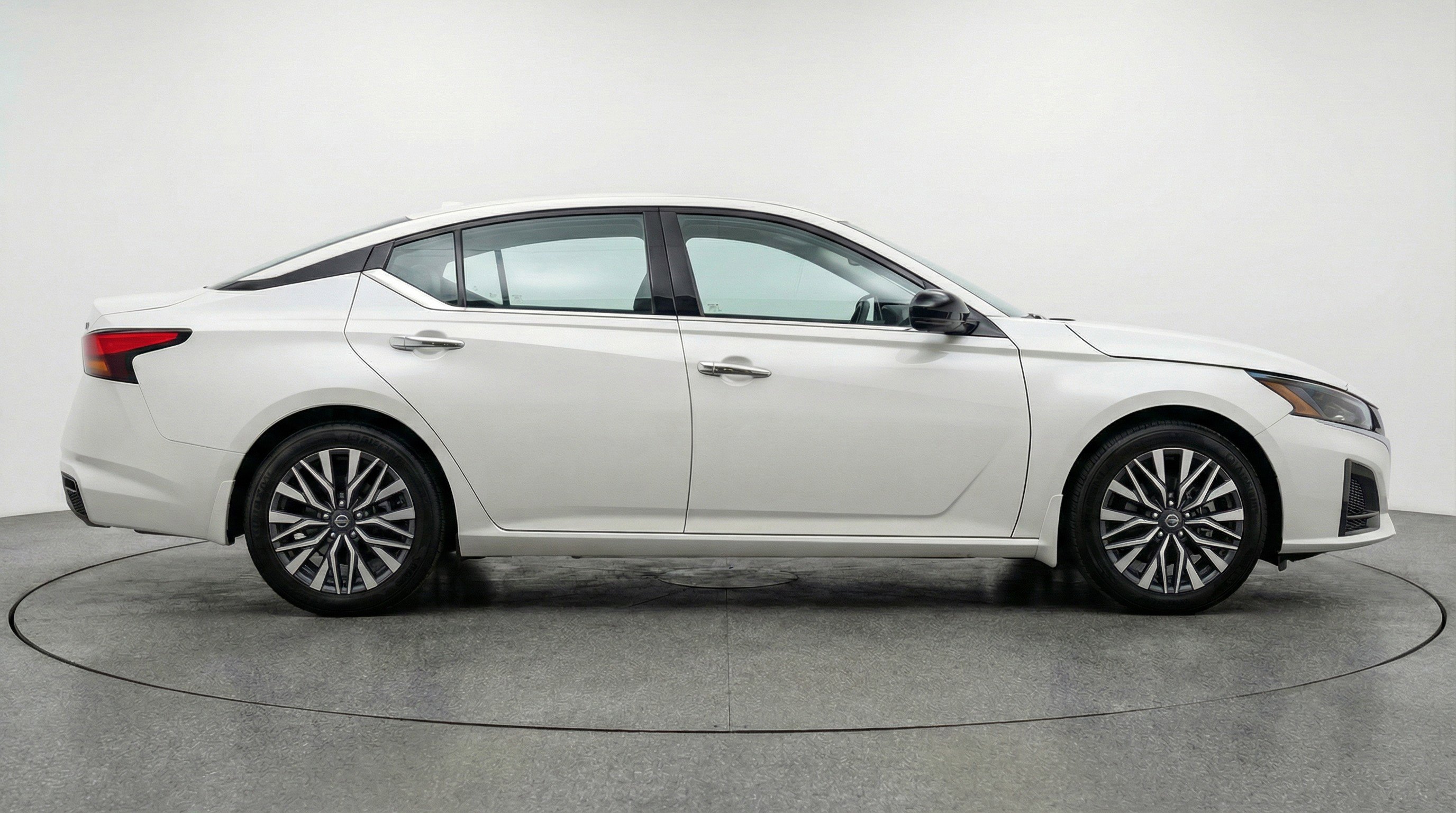 Used 2025 Nissan Altima 2.5 SV image 11