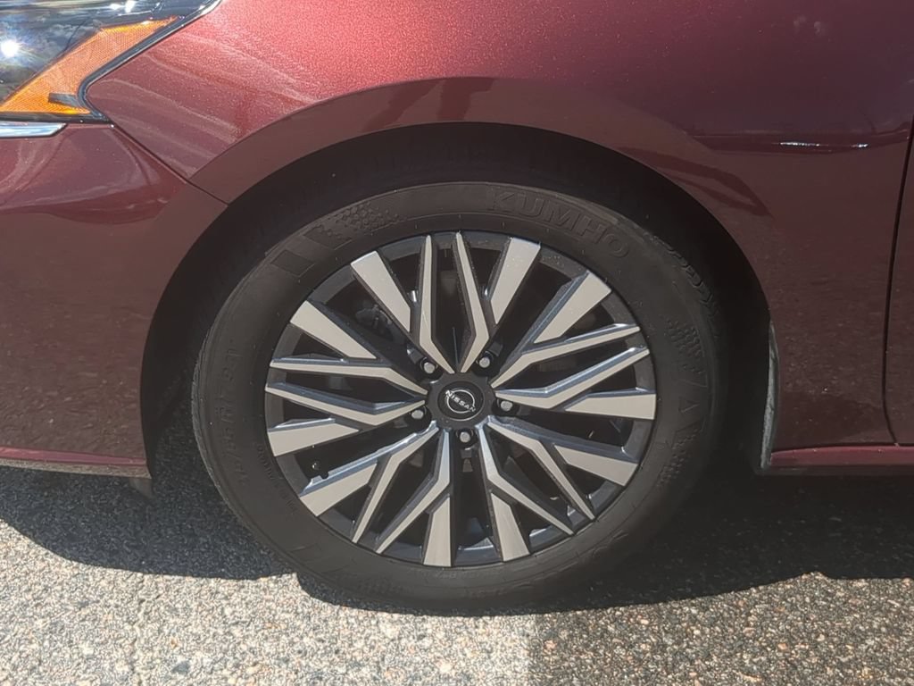 Used 2025 Nissan Altima 2.5 SV FWD image 9