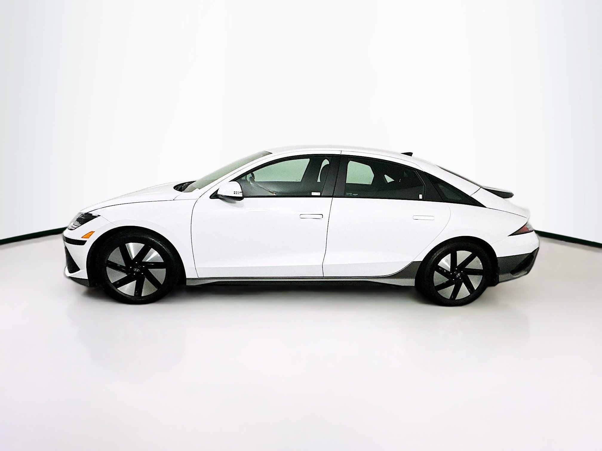 Used 2024 Hyundai Ioniq 6 SE RWD image 4