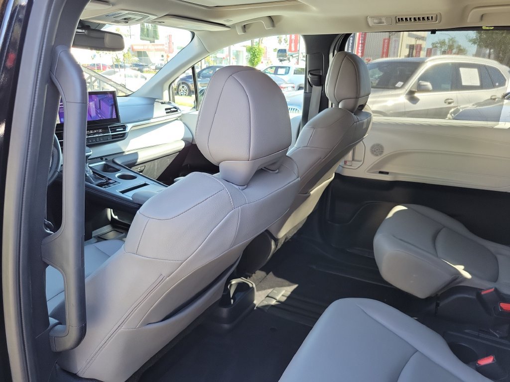 Used 2025 Toyota Sienna XLE FWD image 19