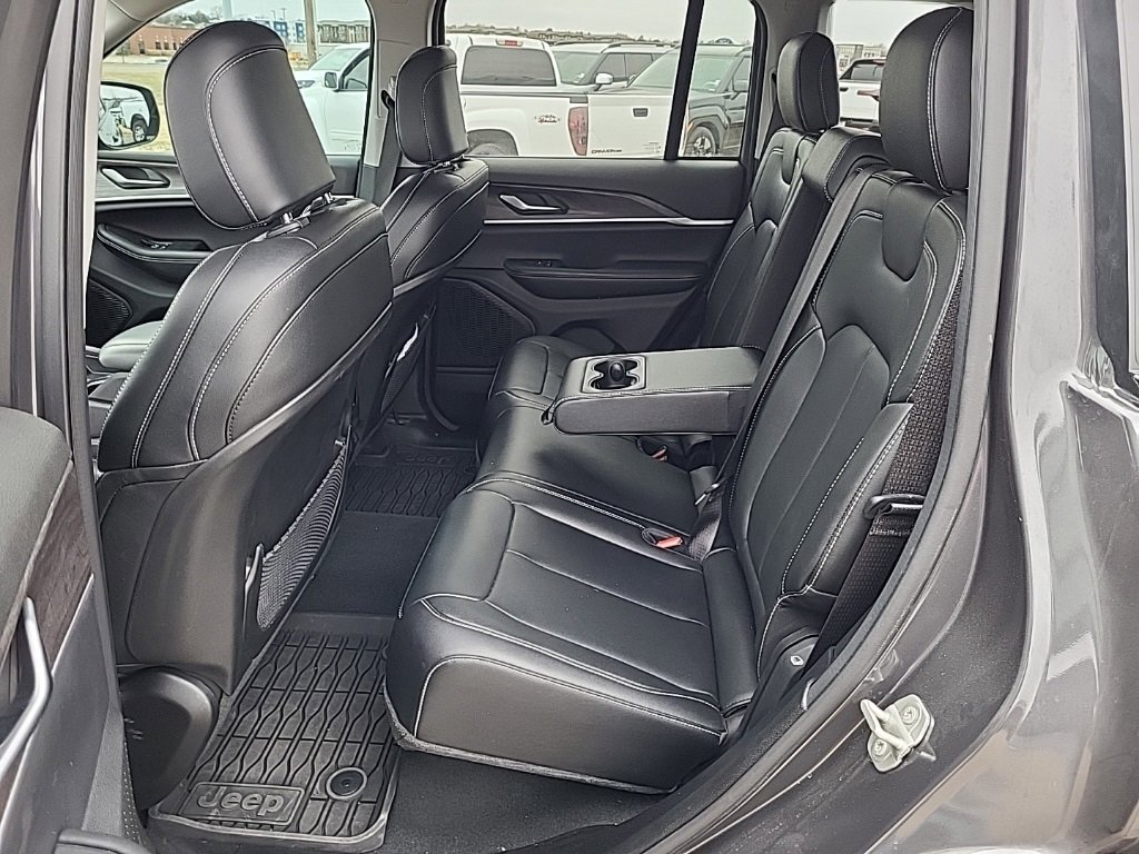 Used 2024 Jeep Grand Cherokee Limited w/ Black Appearance Package image 13