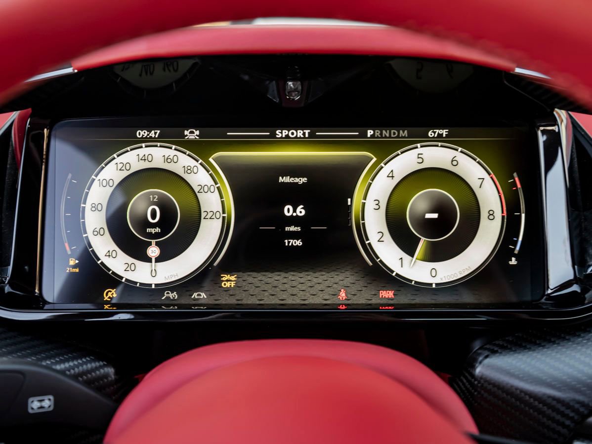 Used 2026 Aston Martin V8 Vantage Coupe RWD image 7