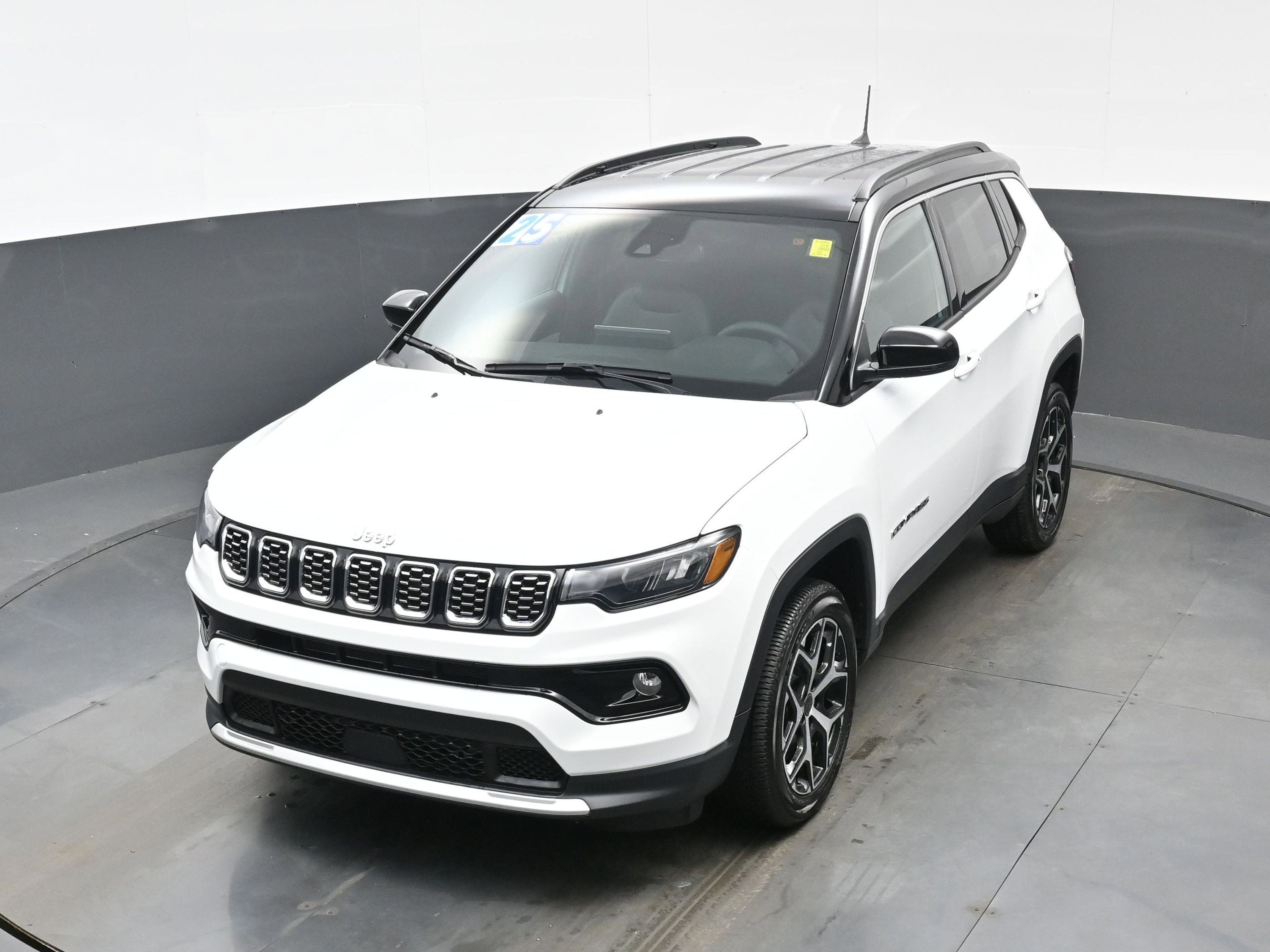 Used 2025 Jeep Compass Limited image 33