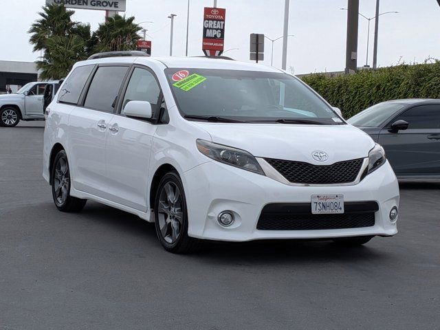 Used 2016 Toyota Sienna SE FWD image 3