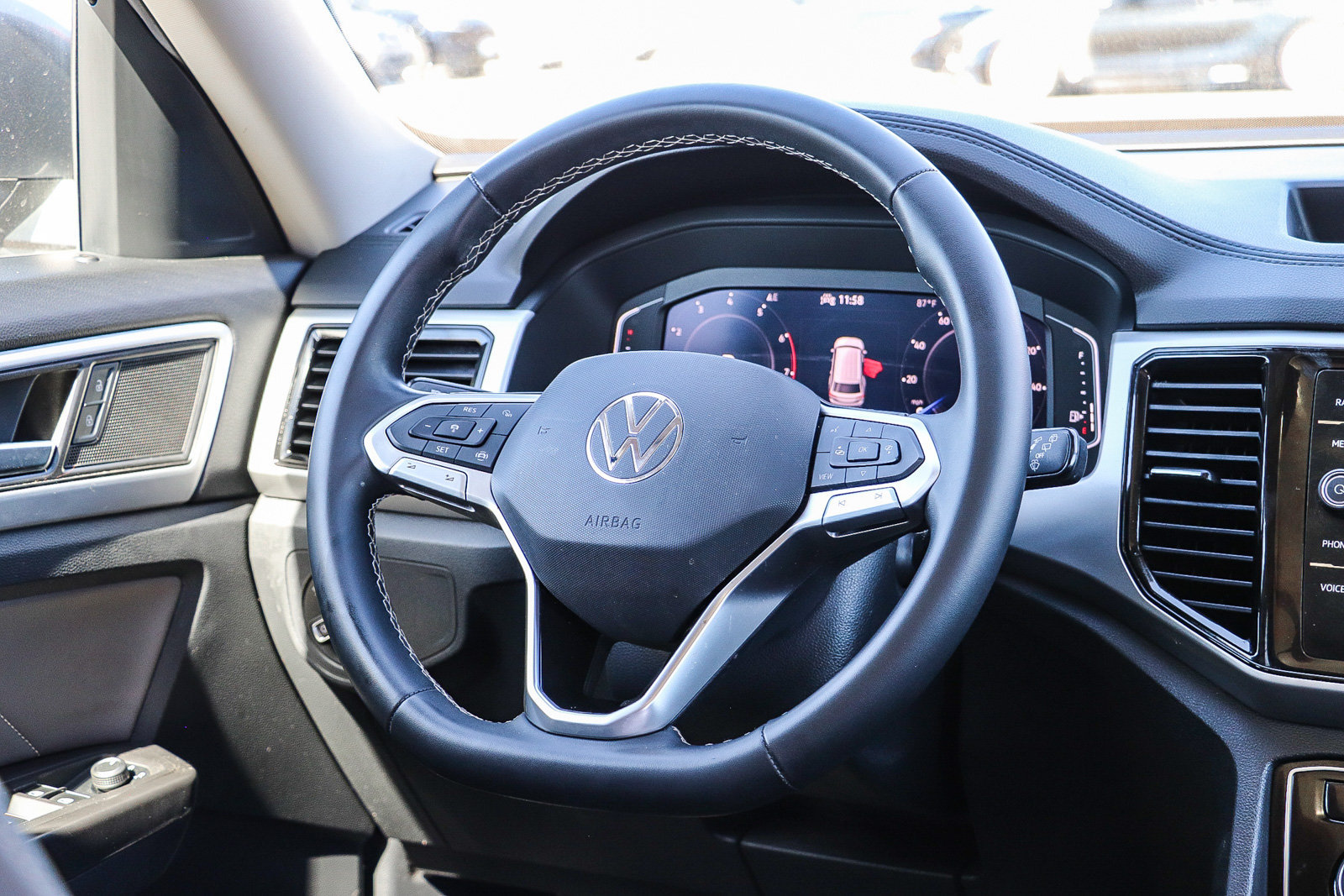 Used 2023 Volkswagen Atlas SE w/ Panoramic Sunroof Package FWD image 16