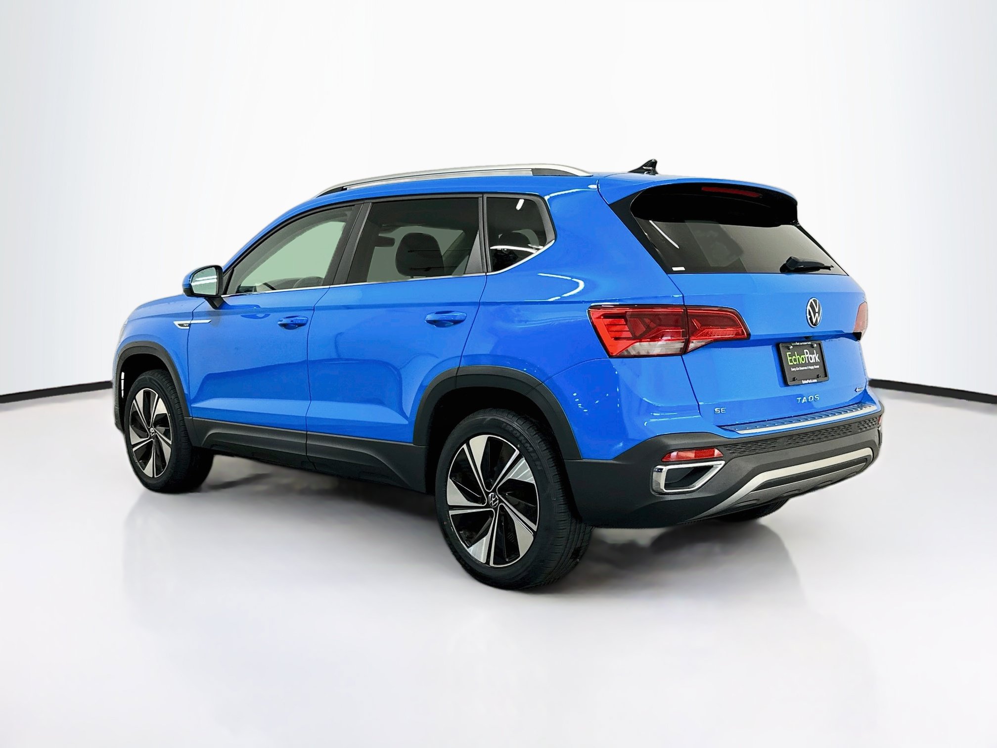 Used 2023 Volkswagen Taos SE w/ Panoramic Sunroof Package AWD/4WD image 5