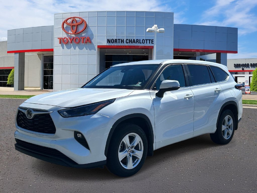 Used 2024 Toyota Highlander LE FWD image 4